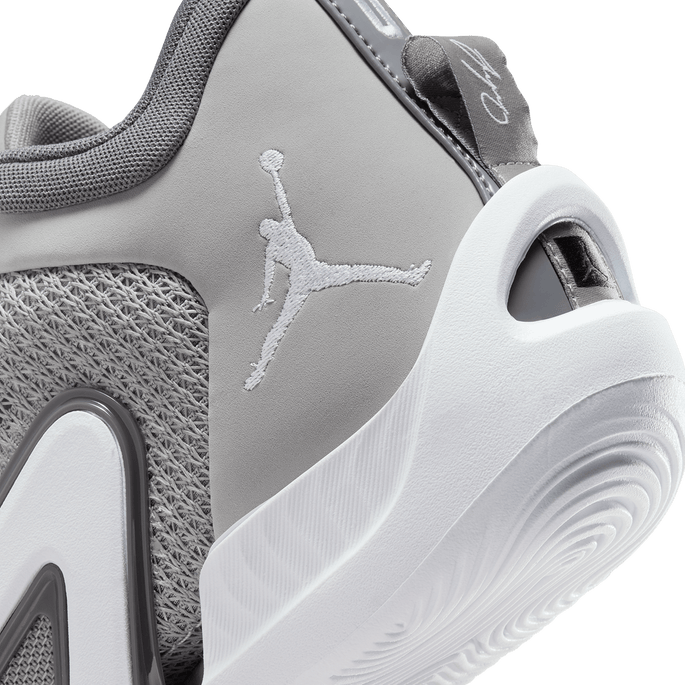 Grey jordan basketball clearance shoes